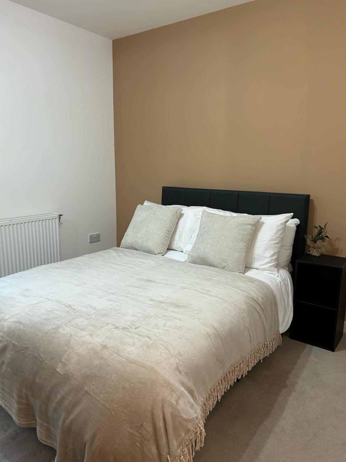 Appartement Modern 2-bedroom Flat Near Wembley - 9 Minutes From Park Royal Station Londen