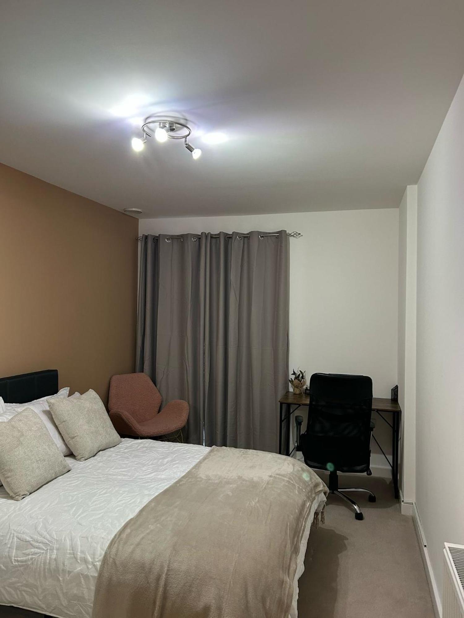 Modern 2-bedroom Flat Near Wembley - 9 Minutes From Park Royal Station * Londen