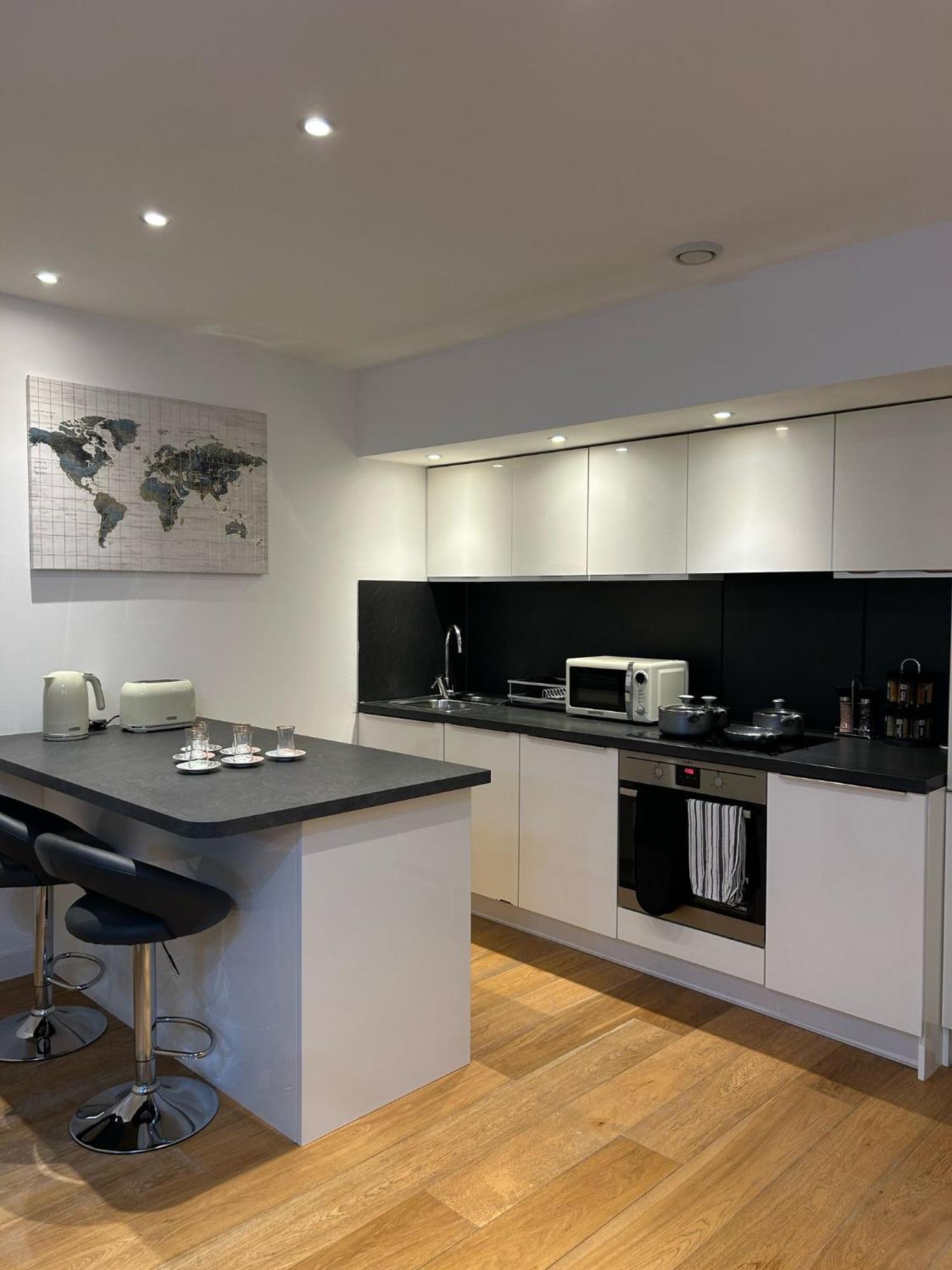 Modern 2-bedroom Flat Near Wembley - 9 Minutes From Park Royal Station Appartement Londen