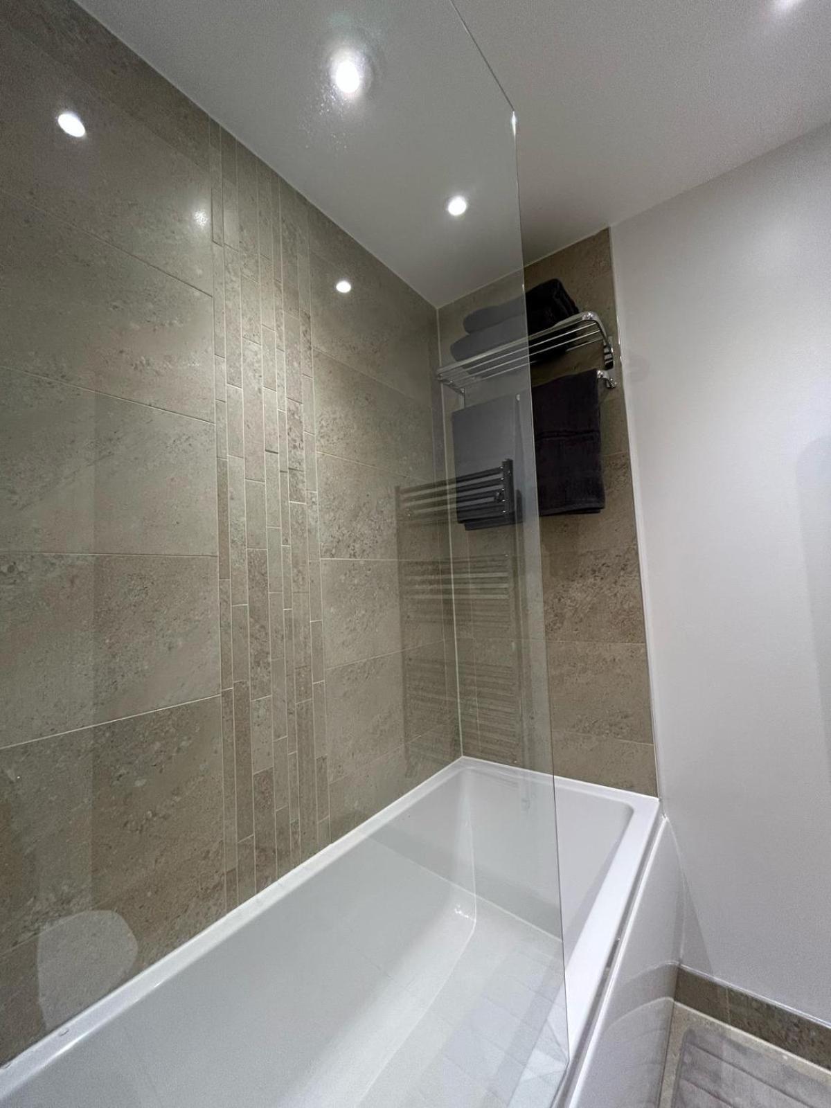 Modern 2-bedroom Flat Near Wembley - 9 Minutes From Park Royal Station Londen