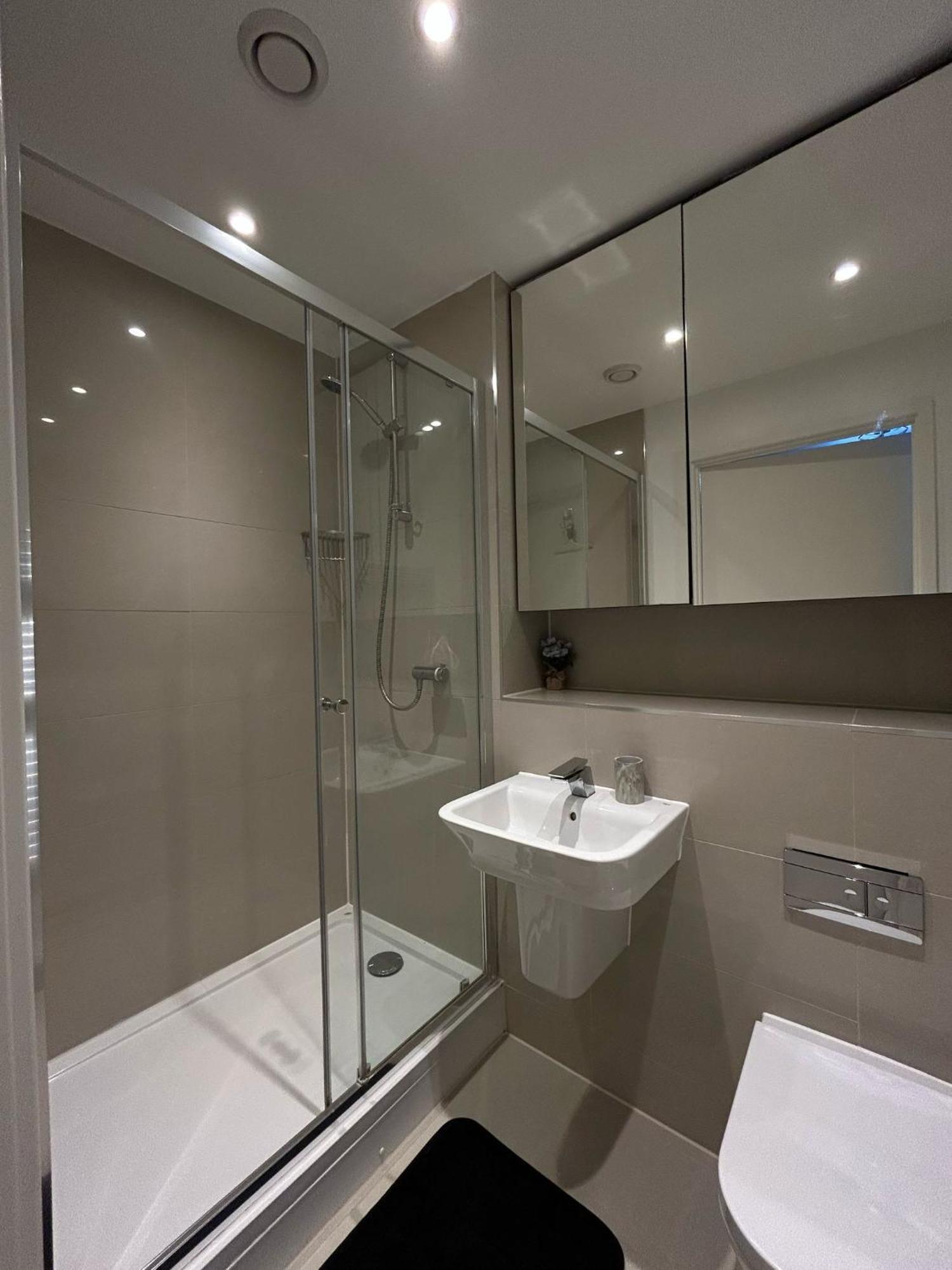 Appartement Modern 2-bedroom Flat Near Wembley - 9 Minutes From Park Royal Station Londen