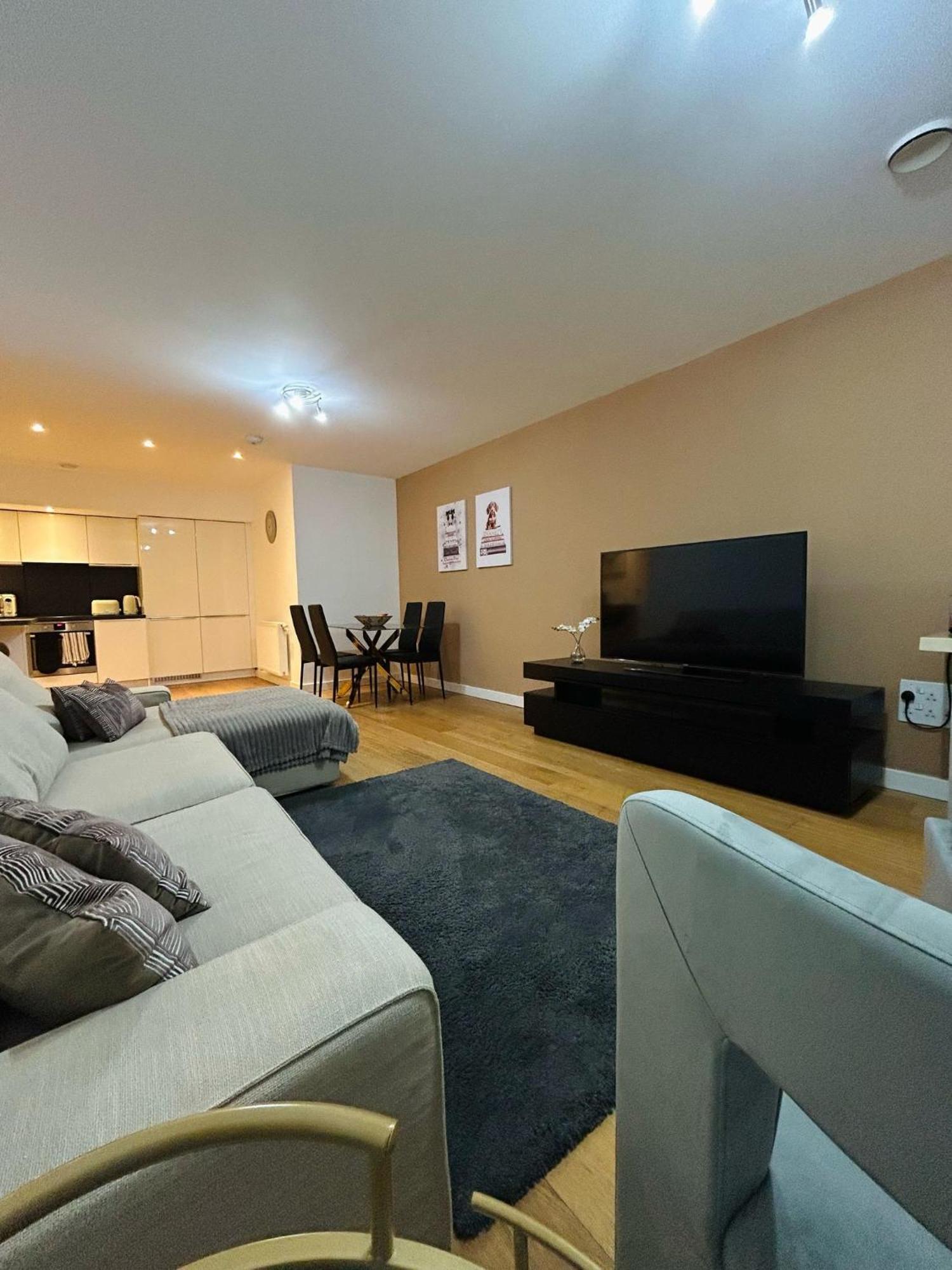Modern 2-bedroom Flat Near Wembley - 9 Minutes From Park Royal Station * Londen