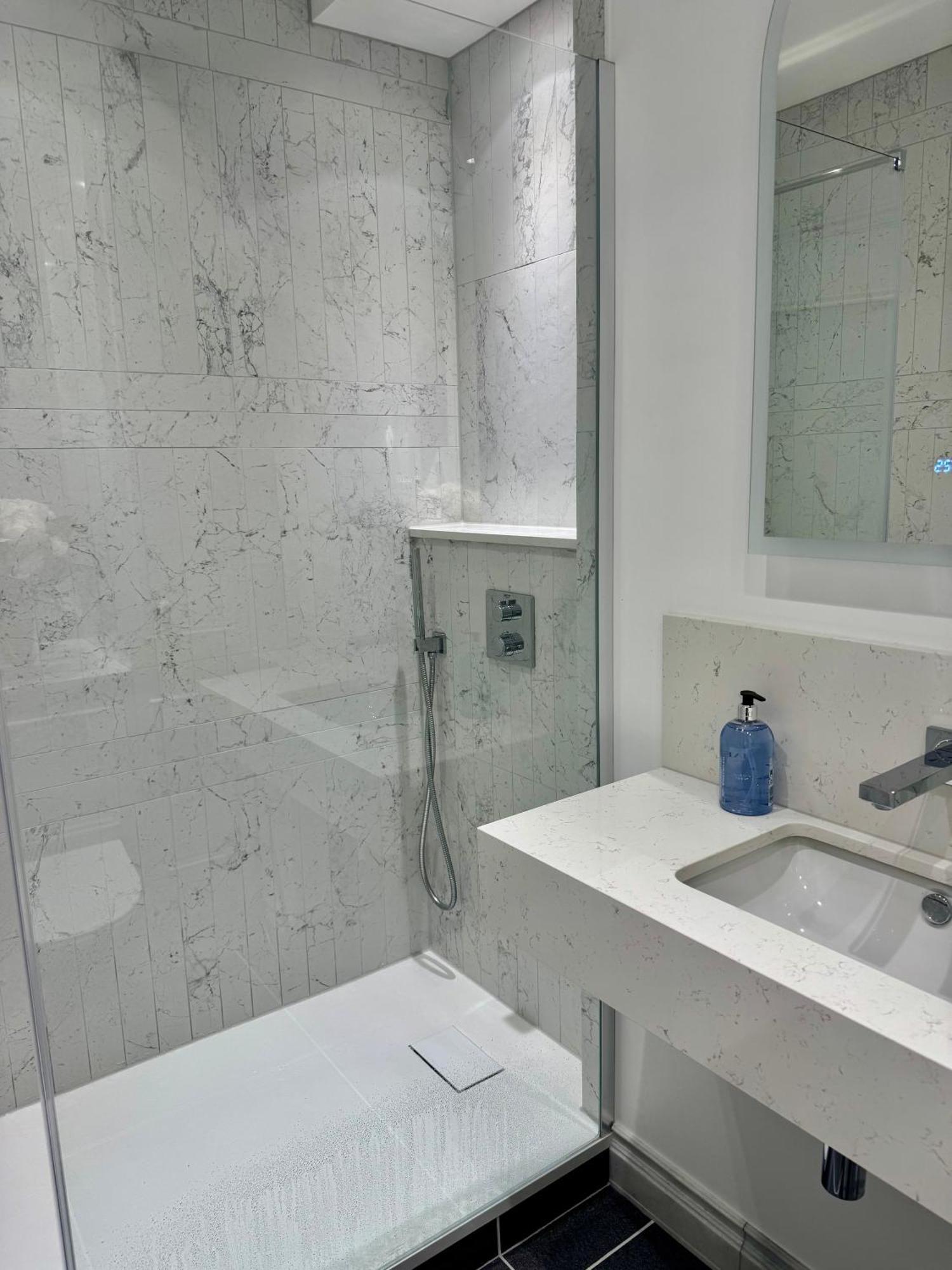 Stunning 2-bed, 2-bath In Leilighet *