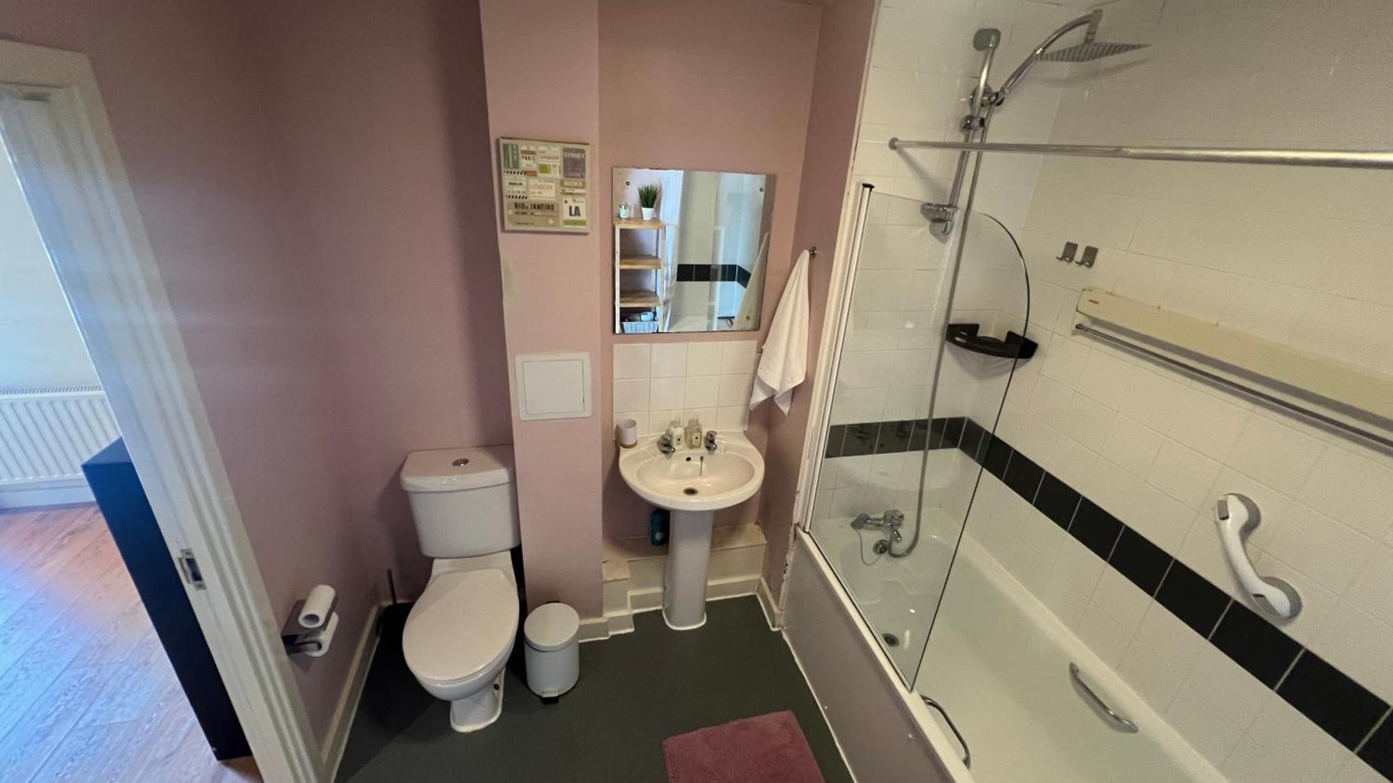 Sunset Heights Bright 2br With Views And Free Parking Appartement Londen