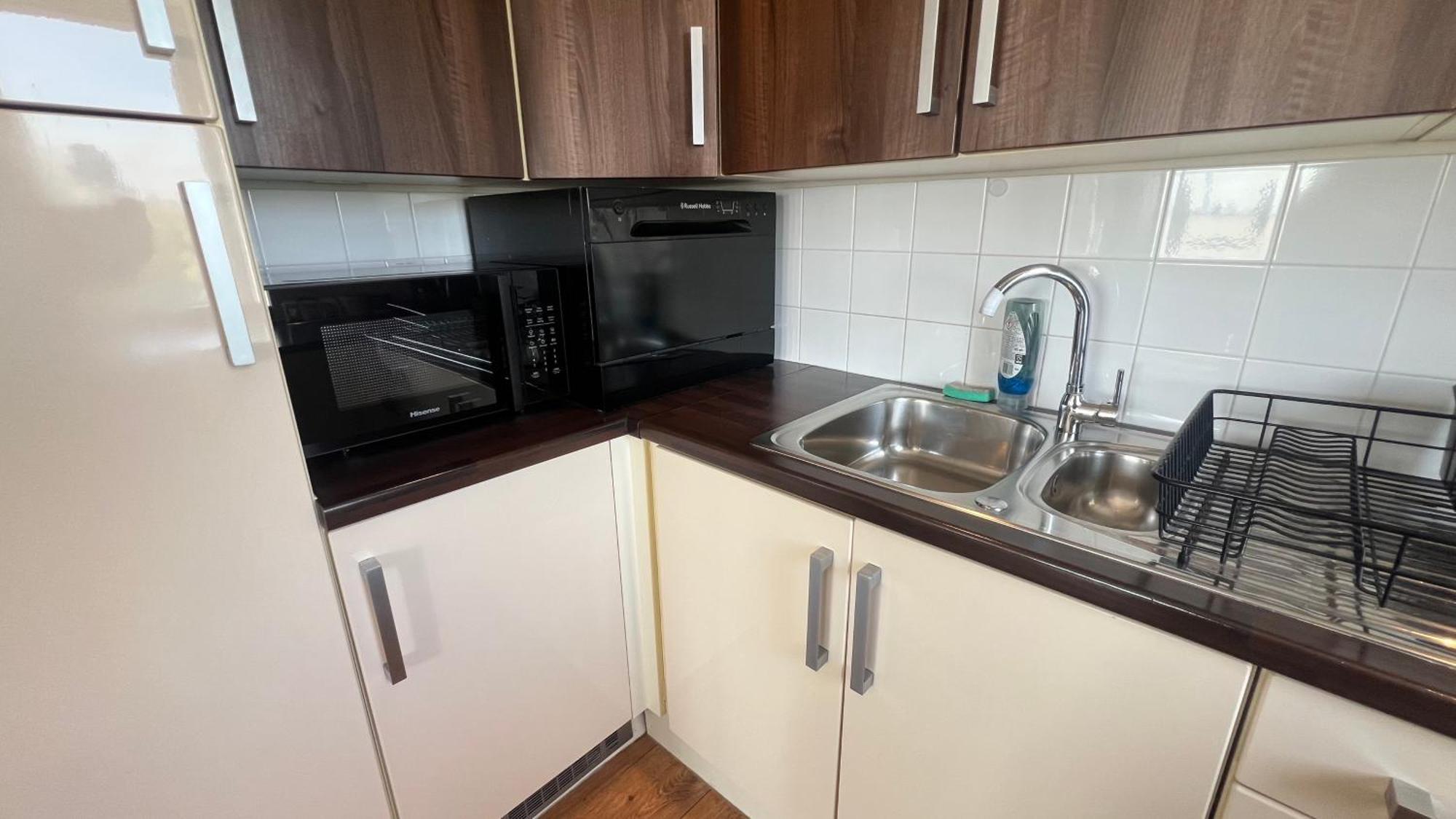 Sunset Heights Bright 2br With Views And Free Parking Appartement Londen