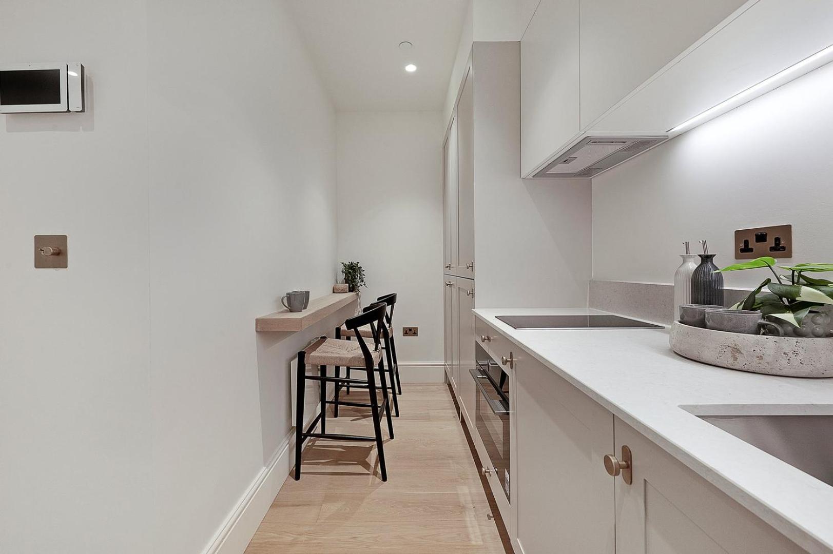 Stylish Earl's Court Patio Apartment