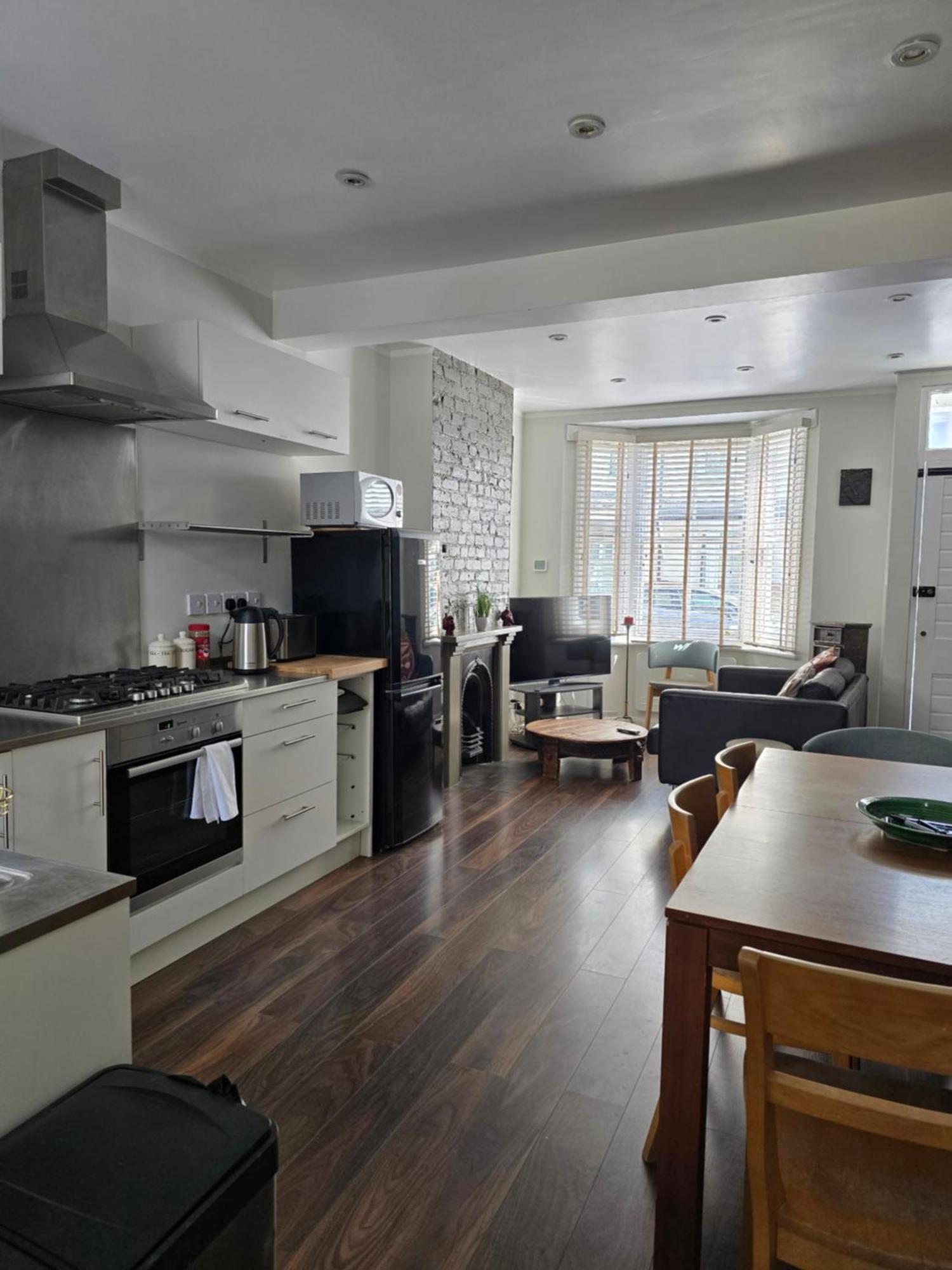 Cosy 2br House In Stratford & Westfield Area
