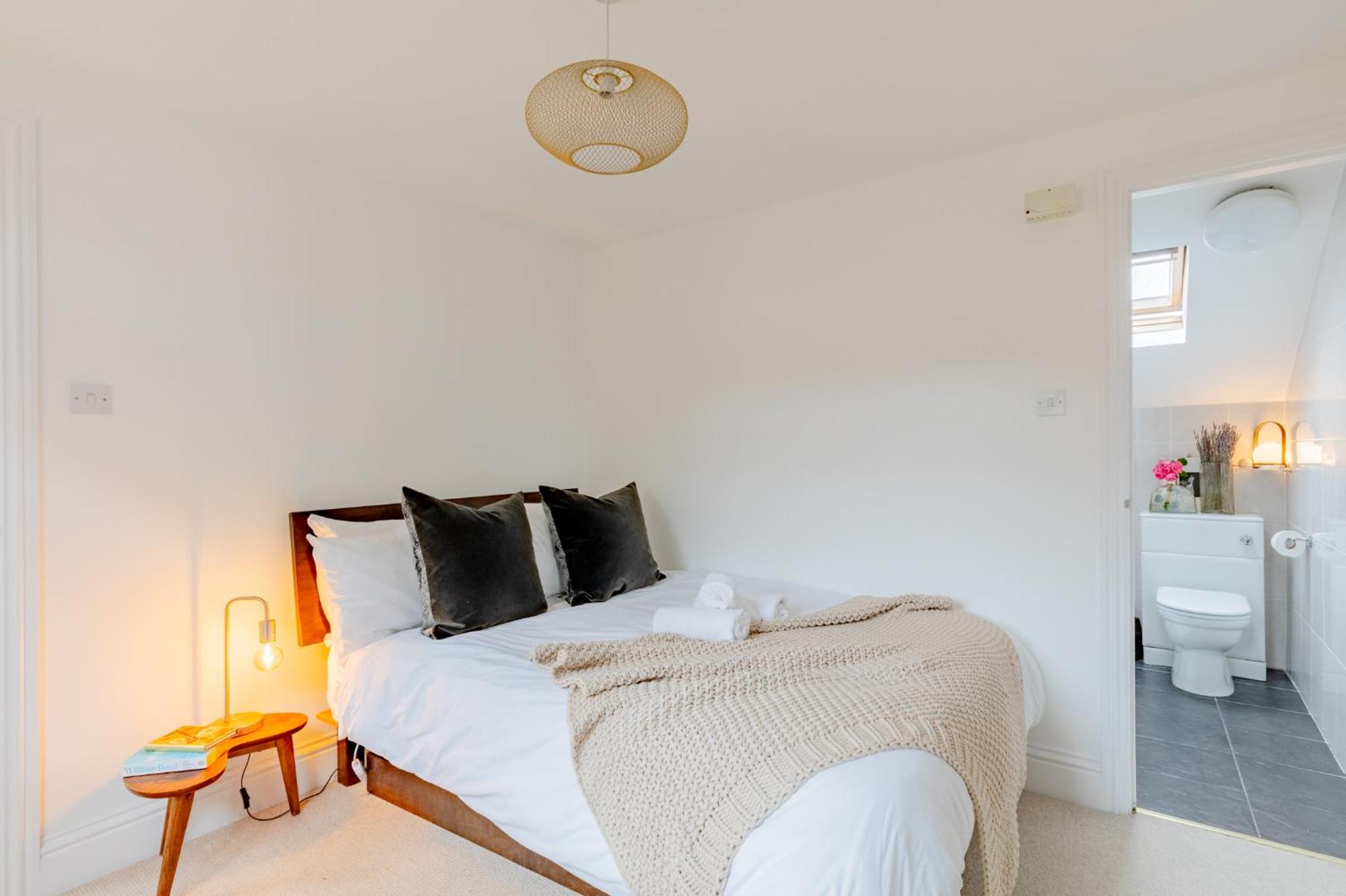 Luxuriously Curated 4bd Stoke Newington Leilighet London