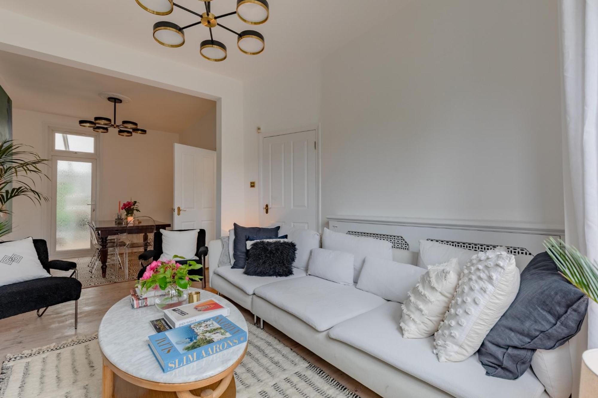 Luxuriously Curated 4bd Stoke Newington Leilighet London