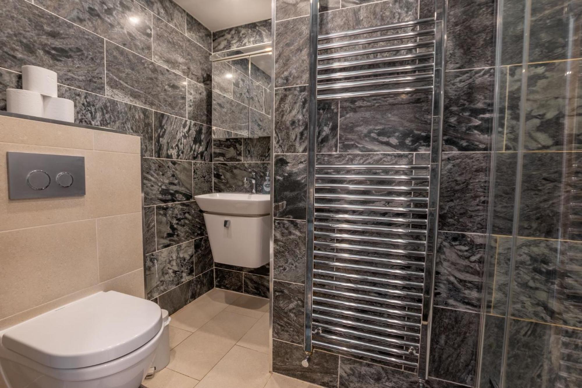 Apartamento 1 Bed Flat In Nell Gwynn House, Sleeps 4, Steps From Harrods & Hyde Park, 24 Hour Reception *