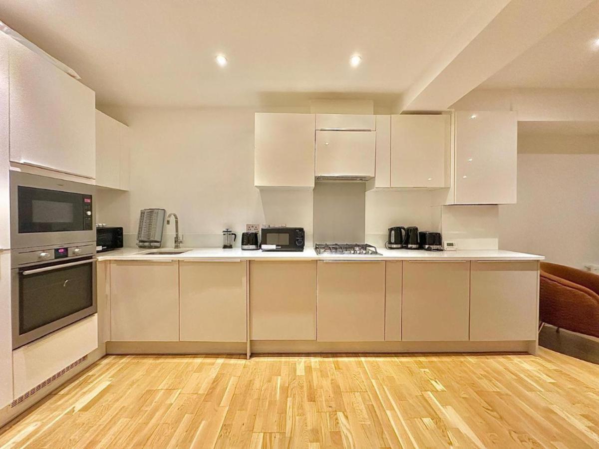 Large Flat In Tower Bridge F3 London