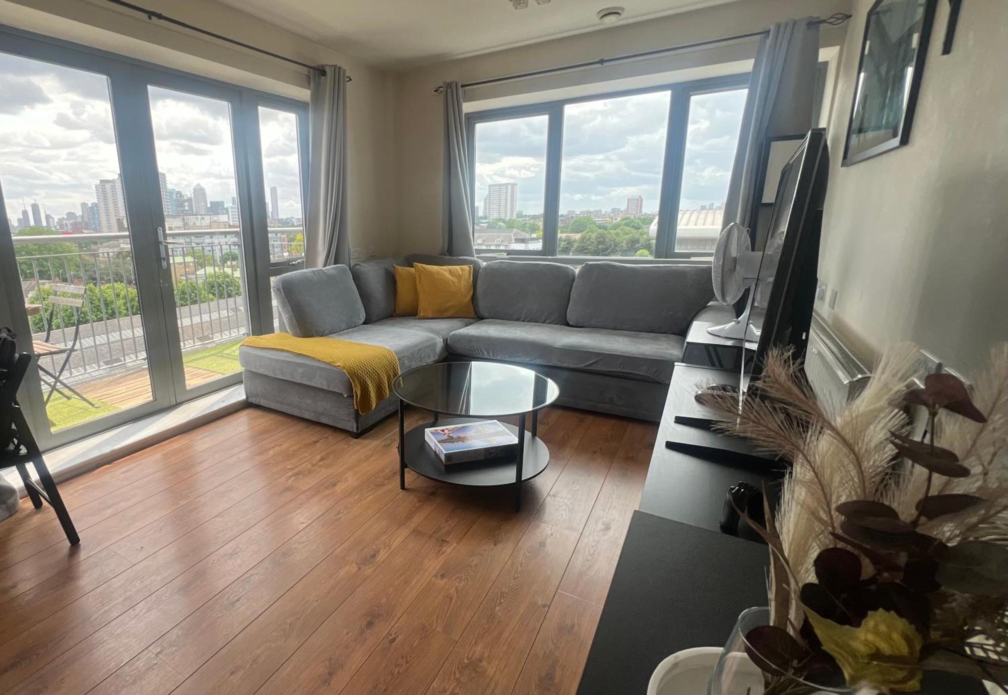 Sunset Heights Bright 2br With Views And Free Parking Appartement Londen