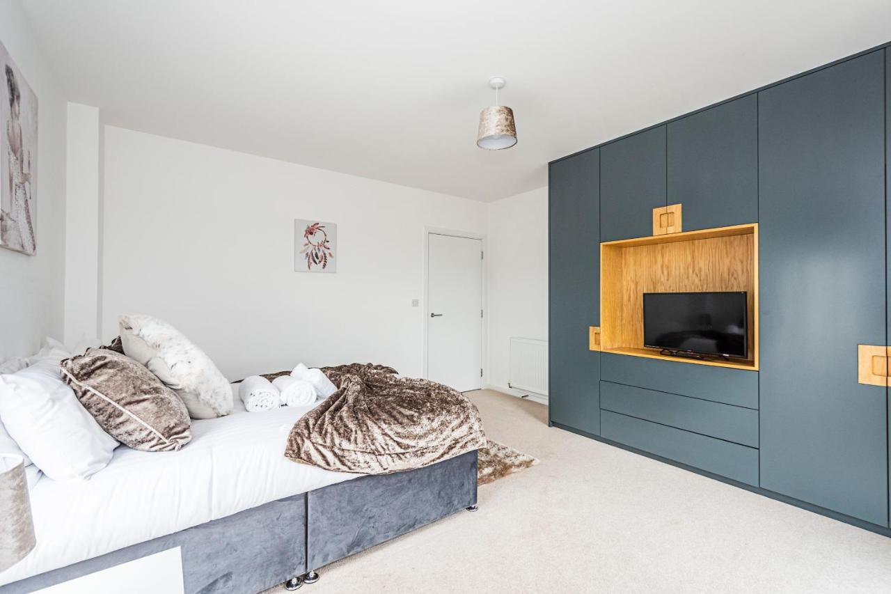 Chiswick Park 3 Bed 3 Bath West - Parking