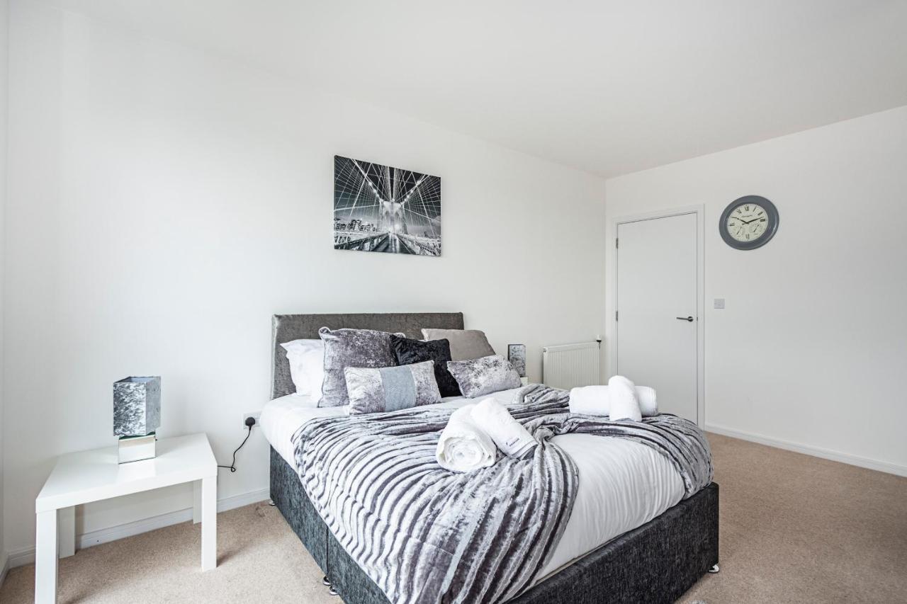 Chiswick Park 3 Bed 3 Bath West - Parking London