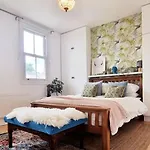 Stylish 3 Bedroom Townhouse In Brockley With Large Garden