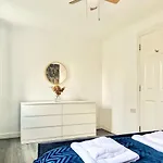 Last-Minute Offers L Exclusive Deals On 2 Double Bedrooms - Weekly & Monthly Stay - Sleeps 6 Lhofin Stays Short Lets & Serviced Accommodation