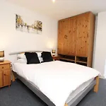 Cozy And Spacious 1 Double Bedroom Apartment Located By Excel- E16