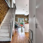 Livestay-Fabulous Three Bed Warehouse Conversion Apartment