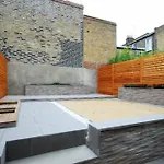 Quintessential Town House Close To Central London