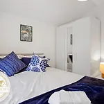 Modern 2 Bed East London Home By Rebby Properties Sleeps 5 Near Canning Town Station