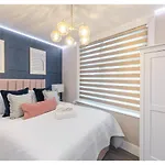 Modern London 3-Bedroom Flat