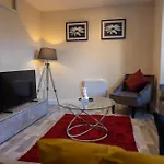 3Bed Apt -City-8Guests-Freeparking-Fastwifi
