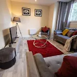 3Bed Apt -City-8Guests-Freeparking-Fastwifi