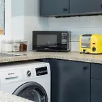 Renovated 3Br Wgarden In Stratford, 1Min To Train