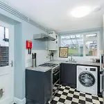 Renovated 3Br Wgarden In Stratford, 1Min To Train