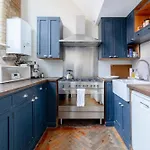 Tastefully Curated Mezzanine Studio Flat Hackney!