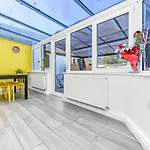 Family House In The Heart Of Hanwell With 5 Stars!