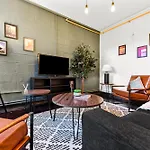 Trendy And Eccentric Flat In Hackney