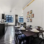 Trendy And Eccentric Flat In Hackney