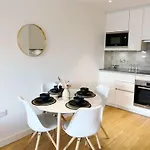 Apartment-Newham-Sleeps2-Balcony-89Ws