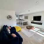 2 Bed, Open Plan, Modernised Flat, Canary Wharf