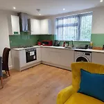 Garland Stylish Apartment 2 In Greater London
