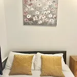 Stepney Green Holiday Apartment