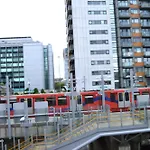 Entire Apartment Next To Canary Wharf In London