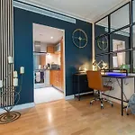 24Hr Concierge, Gym, Pool, Museum, Shopping Centre