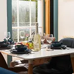 1 Bedroom Chic Flat By Hostarahomes, Sleeps Up To 4, Full Apartment, Central London Location