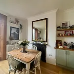 Vintage-Inspired 1Bd Flat In De Beauvoir Town