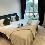 Kayz Lodge- Luxury Ensuite-Private & Shared Accommodation In A New House At The Olympic Village Overlooking Stratford Westfield And Tube Station