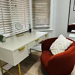 London 2 Bedroom Garden Flat! 1 Min From Station!