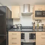 Modern 1Bd Basement Flat Near Victoria Park London