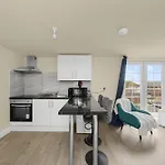 Cosy London Apartment On Elizabeth Line - Free Parking
