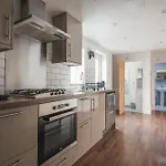 Spacious 3 Bedroom Home With Ps5 And Pool Table Near O2 Arena Canary Wharf And Elizabeth Line To Central London