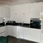 Modern Hi-Rse 1Bedroom Apartment