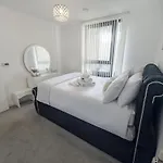 Greenwich Apartment With A River View & Balcony Near The 02 Arena & North Greenwich With Free Wifi & Fast Links Into Central London