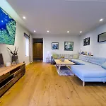 Spacious Home With Conservatory Dining Ptk