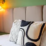 2 Bedrooms London Apartment Close To Limehouse Station